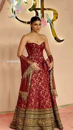 Banarasi Wedding Lehenga, Shaadi Lehenga Bridal Collection, Blazer With Lehenga, Siders Wedding Outfits, Banarasi Saree Look For Wedding, Brocade Dress Styles, Brocade Anarkali, Anant Ambani, Latest Bridal Lehenga Designs