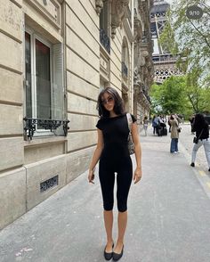 Black Capri Outfits, European Spring Outfits, Beauty Potion, Capri Leggings Outfit, Latina Vibes, Capri Trousers, Legging Outfits