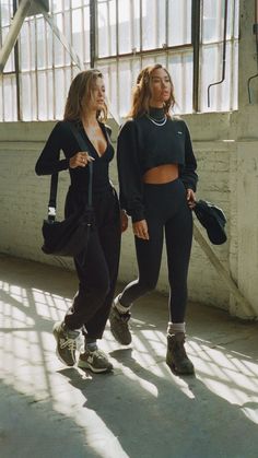 Essentials Women Outfit, Pretty Workout Outfits, Baddie Hiking Outfits, Neutral Fitness Aesthetic, Gym Joggers Outfit Women, Sweats Outfit Ideas, Elegant Sport Outfit Woman, Alternative Athleisure, Joah Brown Outfits