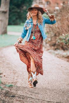 Some fabulous cowboy boots and a vintage maxi dress Dresses To Wear With Cowboy Boots, Dress And Cowboy Boots, Cowboy Boot Outfits, Dresses With Cowboy Boots, Boot Outfits, Brown Cowboy Boots, Boho Boots