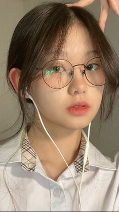 Image in My style collection by Pinterest on We Heart it Pretty Asians With Glasses, Circle Face Haircuts, Circle Face Hairstyles, Chicas Cute, Bangs And Glasses, Circle Face, Circle Glasses, Medium Long Haircuts, Ulzzang Korea