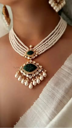 Pearl Jwellary On Saree, Latest Choker Necklace Designs, Gold Jewelry Prom, Antique Necklaces Design, Gold Jewelry Outfits, Blouse Back Neck Designs, Antique Gold Jewelry Indian, Diamond Pendants Designs