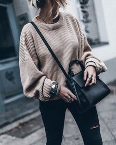 dieser pulli ist aus h&m und sieht ech lässig aus und mit einer schwarzen hose passt es perfeekt :* #LOVEIT @ipekok60 Fashion Oversized, Oversize Pullover, Pullover Outfit, Sport Chic, Winter Clothes, Outfits Fashion, Oversized Sweater