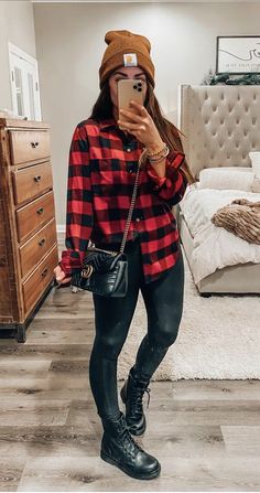 Outdoor Winter Concert Outfit, Camisa Cuadros Outfit, Brewery Outfit Winter, Black Mode, Black Leggings Casual, Black Leggings Outfit, Flannel Outfits, Skandinavian Fashion, Mode Casual