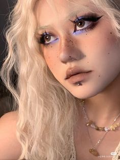 Ashnikko Makeup, Funky Makeup Creative, Makeup Inspo Creative, Looking Up Reference, Funky Makeup, Drag Make-up, Graphic Makeup