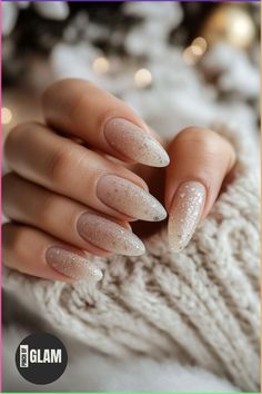 Explore chic minimalist short nail ideas to keep your style elegant and trendy. Perfect for those who love simplicity with a touch of sophistication. Discover your next favorite look! Nails For Festive Season, Subtle Snowflake Nails, Christmas Ideas For Nails, Good Christmas Nails, Christmas Inspired Nails Simple, Red Nails For Christmas Holidays, Light Holiday Nails, Subtle Festive Nails, Winter Bridal Nails