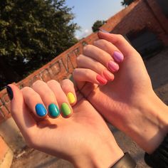 Oval Nails 2023, Easter Nails Designs, Spring Nail Art Ideas, Smiling Flower, Short Oval Nails, Rainbow Nail, Tato Henna, Simple Spring Nails, 2023 Nails