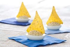 an image of some food that is in the shape of pyramids and on top of blue napkins