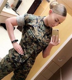 Women's Military Uniform, Female Warriors, Military Pins, Beautiful Buns, Female Marines, Military Looks, Top Girls