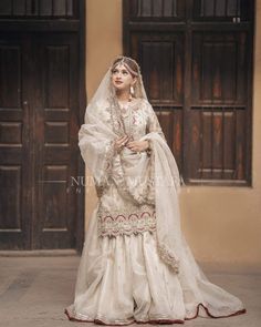 Nikah Ideas, Coldplay Wallpaper, Crochet Cable Knit, Dupatta Draping, Indian Things, Draping Styles, Nikah Ceremony