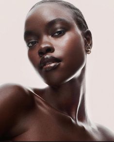 Beauty Moodboard, Mugler Alien, Makeup Glowy, Dark Skin Models, Jewelry Shoot, Photoshoot Makeup, Basic Makeup, Dark Skin Beauty, Brunette Woman