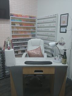 Manicure Set Up Nail Station, Nail Tech Storage, At Home Nail Salon Room Ideas, Nail Space At Home, Nail Space Ideas, Private Nail Studio