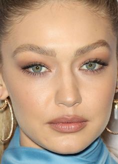 Gigi Hadid Close Up, Gigi Hadid Eyebrows, Gigi Hadid Makeup Natural, Gigi Hadid Face, Gigi Hadid Eyes, Gigi Makeup, Women Event, Metallic Eyeliner