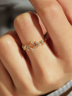 خواتم خطوبة, قلادات متدلية, Hand Jewelry Rings, Gold Rings Fashion, Gold Ring Designs, Jewelry Accessories Ideas, Classy Jewelry, Fancy Jewellery, Fancy Jewelry