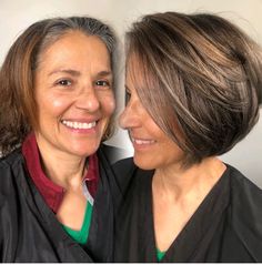 A guide to gray hair blending, finally! I share helpful before and after photos of real people, plus insights from expert hairstylists to answer all your questions! Grey Blending Brunette, Gray Hair Blending, Organic Hair Dye, Hair Blending, Going Gray Gracefully, Hair Color Unique, Organic Hair Care