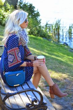 I'm in love with this baggy dress and booties. So me!Spring fashion tips. Fall Dresses With Boots Ankle Booties, Fall Dresses With Boots, Dresses With Boots, Spring Outfits Boho, 70s Chic, Boho 70s, Baggy Dresses, Purple Tone, Dress Boots