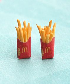 french fries earrings - Jillicious charms and accessories Sandwich Ring, Potatoes Chips, Mcdonald French Fries, Crea Fimo, Food Miniatures, Subway Sandwich, Croissant Sandwich, Funny Earrings, Miniature Food Jewelry