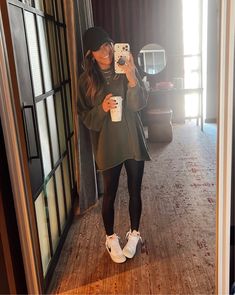 La Outfit Ideas Fall, Work Comfy Outfit, Fall Outfits 2023 Leggings, Cool Mama Style, Aerie Outfits Fall, Oversized Fall Outfits, Midsize Athleisure Outfits, Mom On The Go Outfits, Comfy Shopping Outfit