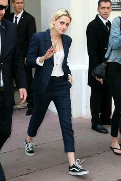 Tomboy Formal Outfits, Tomboy Chic Outfits, Suits And Sneakers, Androgynous Outfits, Kristen Stewart Style, Lesbian Fashion, Tomboy Chic, Tomboy Outfits, Tomboy Style Outfits