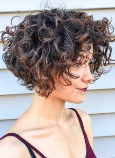 Inverted Hairstyles, Kręcony Bob, Trend Hairstyles, Bob Ideas, Bob Haircut Curly, Layered Curly Hair, Short Curly Haircuts, Haircuts For Curly Hair, Hair Bob