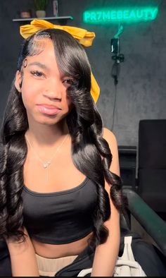 Viral Bow Hairstyle, Quick Weave With Bow, Bow Style Wig, Side Part Bow Hairstyle, Bow Wig Hairstyle, Swoop Weave Hairstyles, Wig Hairstyles With Bow, Hairstyles With Bows Black Women, Bow Hairstyles Black Women