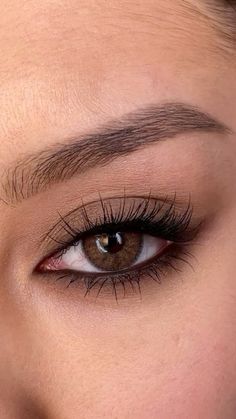 eye Make Up Aesthetic Products, Smoky Eye Easy, Make Up Aesthetic, Eye Makeup Guide, Up Aesthetic, Aesthetic Products, Smokey Eye Easy, Makeup Artist Tips, Simple Eye Makeup