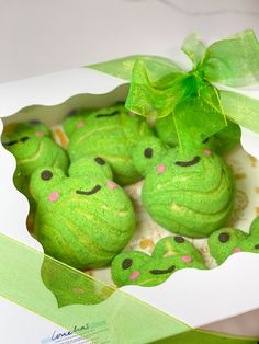 Conchas shaped into cute frogs, green in color, black eyes and pink blush Cute Conchas Bread, Easter Conchas, Cute Conchas, Mexican Treats Desserts, Frog Bread, Conchas Recipe, Conchas Pan, Mexican Sweet Bread, Cute Green Frog