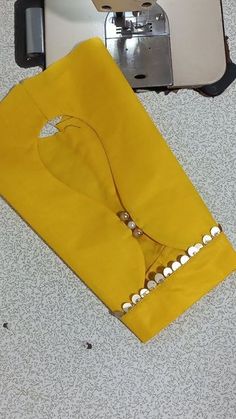 Trendy Sleeves Designs For Blouse, Plazzo Designs, Basic Blouse Designs, Blouse Latkan, Latest Blouse Neck Designs, Sewing Designs, Capri Design, Blue Blouse Designs, Fashionable Saree