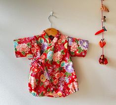 This is Flower pattern kimono 🌼Size(1)🌼 ✴︎The Age: around 6 months to 12 months (Depends on baby's size) ✴︎Size: Height 60-70cm/24-27 Inches - Total length 38cmWidth 25cm ✴︎Material: 100% Cotton(Japanese fabric) ✴︎Colour might be different depending on the viewer's screen settings 🌼Size(2)🌼 ✴︎The Age: 12 months to 24 months (Depends on baby's size) ✴︎Size: Height 100cm/39 Inches - Total length 44cm Width 25cm ✴︎Material: 100% Cotton  (Japanese fabric) ✴︎Colour might be different depending on the viewer's screen settings 📖 ✴︎You can adjust ties depending on the babies.  ✴︎They have two ties inside and outside and snap at the bottom for easy dressing!! ✈️ ✴︎For Japanese customers, the items will arrive within 3 to 5 days. ✴︎For international customers, the items will take approximately Cute Kimono, Cute Kimonos, Baby Kimono, Kimono Pattern, Fabric Colour, Traditional Pattern, Style Japonais, Red Baby, Age 12