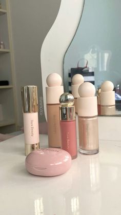 Rare Beauty Aesthetic, Makeup Rare Beauty, Selena Gomez Makeup, Makeup Is Life, Lip Gloss Collection, Beauty Aesthetic, Pretty Skin Care, Elegant Makeup, Rare Beauty