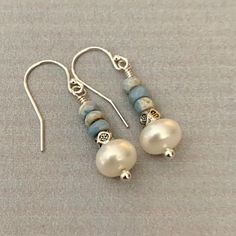 Blue Opal Earrings, Diy Jewelry Earrings, Beaded Earrings Diy, Jewelry Making Earrings, Jewelry Techniques, Handmade Wire Jewelry, White Colors, Earrings Blue