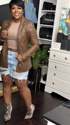 Plus Size Chic Fall Outfits, Denim Shorts And Boots Outfit Fall, Faux Leather Shorts Outfit Fall, Shorts And Thigh High Boots Outfit, Fall Concert Outfit Night, Black Chic Outfit, Concert Outfit Ideas Fall, Diy Eyebrows, Blazer And Shorts Outfit