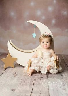 Two The Moon Birthday Pictures, Moon And Stars Photoshoot, Moon Prop Photography, Prebirthday Photoshoot Ideas, Two The Moon Photoshoot, Photography Studio Decor, Cake Smash Theme, Baby Milestones Pictures