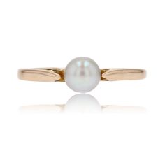 Yellow gold ring, 750 thousandths, 18 carats. This fine ring is adorned as a solitaire with a pearly white oriental cultured pearl, the ring is surmounted on both sides in profile by an openwork decoration. Pearl diameter: approximately 4.5/5 mm. Height: approximately 4.8 mm, width: approximately 4.8 mm, thickness: approximately 6 mm, width of the ring at the base: approximately 0.7 mm. Total weight of the jewel: approximately 1.5 g. Authentic old jewel - Work from the beginning of the 20th cent Fine Ring, Yellow Gold Ring, Gold Gold, Cultured Pearls, Yellow Gold Rings, Solitaire Ring, Gold Ring, Favorite Jewelry, Gold Rings