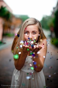 we could try confetti instead of glitter..? Wouldn't be so messy. @laurellee72 Skirt Diy, Photographs Ideas, Blowing Bubbles, Foto Poses, Shooting Photo, 인물 사진, Photo Tips