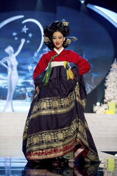 Hanbok - red jeogori and dark blue chima with multiple gold hems over a red underskirt (image: Miss Korea 2012) Miss Universe Costumes, Miss Universe National Costume, Miss Universe 2012, Moda China, Korea Traditional