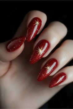 Nada como unhas vermelhas e glamourosas para brilhar no Réveillon, né? Este design traz o equilíbrio perfeito entre simplicidade e elegância, com detalhes cintilantes que vão te fazer arrasar nas festas! Quer aprender a criar looks incríveis como esse? Inscreva-se no Curso de Design de Unhas ou monte seu kit perfeito com nosso Kit de Designer de Unhas. Vem transformar suas unhas! Gel Nail Design, New Year's Nails, Xmas Nails, Holiday Nails, French Nails, Red Nails, Stylish Nails, Gel Nails, Nail Designs