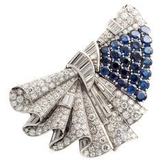 Art Deco Brooch Double Clip Sapphire and Diamond on platinum and white gold. Circa 1935. The Art Deco era stands as an eternal source of inspiration. The Art Deco Brooch Double Clip, adorned with resplendent sapphires and diamonds, is a true gem that transcends time. Its geometric precision, bold lines, and dazzling gemstones. A symphony of sapphires and diamonds set in platinum, it is a harmonious blend of color and light, radiating elegance and sophistication. The double clip design offers ver Art Deco Diamond Brooch, Art Deco Jewelry Vintage, Art Jewelry Design, Clip Design, Art Deco Brooch, Art Deco Pattern, Diamond Brooch, Fabulous Jewelry, Art Deco Diamond