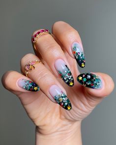 Funky Christmas Nails, Elegant Christmas Nails, Simple Christmas Nails, Uñas Ideas, Green Xmas, Festive Nail Art, Christmas Nails Easy, Matte Nails Design, Vibrant Nails