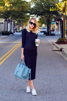 Preggy Outfit, Dress And Sneakers Outfit, How To Wear Sneakers, First Date Outfits, Woman In Black, Skirt And Sneakers, Quirky Fashion, Blue Purse, Looks Street Style