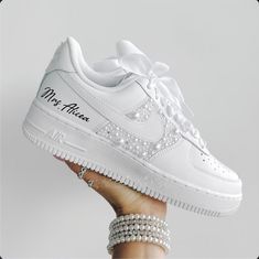 Diese Custom Nike Air Force 1 Wedding Edition vereinen zeitlose Eleganz mit urbanem Stil. Der ikonische Swoosh ist mit funkelnden Strasssteinen und Perlen verziert, die jedem Schritt einen Hauch von Glamour verleihen. Als besonderes Highlight können Ihre Initialen auf den Schuhen angebracht werden, um Ihrem großen Tag eine persönliche Note zu verleihen. Perfekt für Brautpaare, die auf der Suche nach einem einzigartigen, stilvollen Statement sind. Mr And Mrs Wedding Sneakers, Nike Air Force Wedding, Wedding Air Forces, Sneaker Wedding