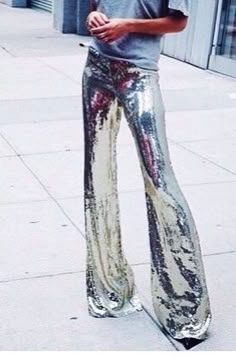 Look Disco, Vestiti In Jeans, Disco Queen, Sequin Jeans, Silver Pants, Metallic Pants, Estilo Hippie, Look Retro