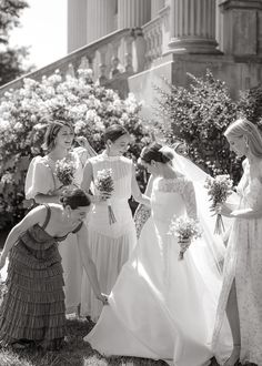 Candid image of wedding party laughing with bride on wedding day Bride On Wedding Day, Wedding Group Photos, Wedding Photography Bridal Party, Foto Wedding, Wedding Couple Photos