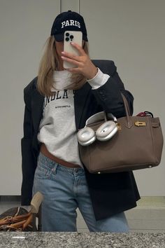 Discover our 6 best tips to make that casual outfit look incredible chic 🤌🏻🤌🏻 Picture: Lojsanwallin ready to travel | outfit ideas, outfit inspiration, travel outfit, plane outfit, outfit for plane, fashion, fashion ideas, travel essentials, outfit ideas for travel, style inspiration, spring outfit, Casual outfit, Casual style, Casual fashion, relaxed outfit, chill outfit, effortless chic outfit, mode, spring fashion ideas, outfit aesthetic Gap Outfits Women, Outfit Ideas For Travel, Plane Fashion, Minimal Fashion Style Woman, Minimal Style Fashion, Outfit Chill, Essentials Outfit, Plane Outfit