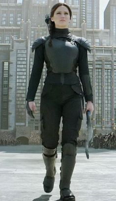 The latest Hunger Games: Mockinjay trailer is intense! Katniss Mockingjay Costume, Katniss Everdeen Full Body Pic, Katniss Mockingjay Outfit, Hunger Game Costumes, Hunger Games Katniss Costume, Katniss Everdeen Cosplay, Mockingjay Outfit, Hunger Games Outfit Ideas, Mockingjay Costume