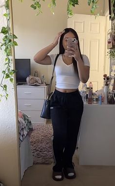 Leggings Casual Outfit Summer, Black Sweats Outfit For School, Sandel Outfit, Chill School Outfits, Cute High School Outfits, Outfit Ideas Fall Casual, Lazy Outfits Summer, Sweatpants Outfit For School, Chill Outfits For School