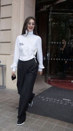 Nyc Model Outfits, Bell Hadid Street Style, Bella Hadid Outfits Street Style, Vintage Outfits For Women, Vintage Outfits Women, Mrs Bella, Trends In 2023, Famous Outfits