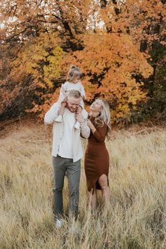 Fall Woods Photoshoot Family, Fall Family Photos Poses With Toddler, Fall Family Pictures Of 3, Cute Family Fall Picture Ideas, Fall Family Inspo Pictures, Fall Themed Family Photos, Fall Picture Ideas For Family Of Three, Outdoors Family Photoshoot, Early Fall Family Photos