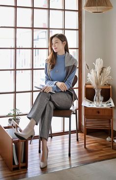 Korean Office Outfit, Korean Office, Dream Fashion, Outfit Chic, Office Outfit, Mock Neck Top, Modest Fashion Outfits, Fashion Mistakes, Professional Outfits