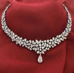 A dazzling accessory that turns heads at any wedding #weddingjewelr #ar #pinningidea Diamond Choker Set, Choker Diamond, Diamond Necklace Wedding, Choker Necklace Designs, Jewellery Design Sketches